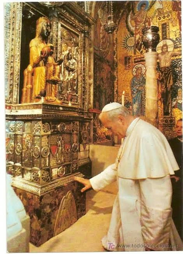 Le Pape Jean-Paul II devant la Vierge de Montserrat (la Moreneta)